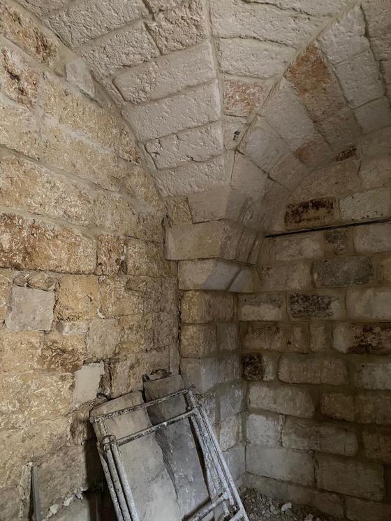 Chambre voûtée en pierre avant travaux, sol brut