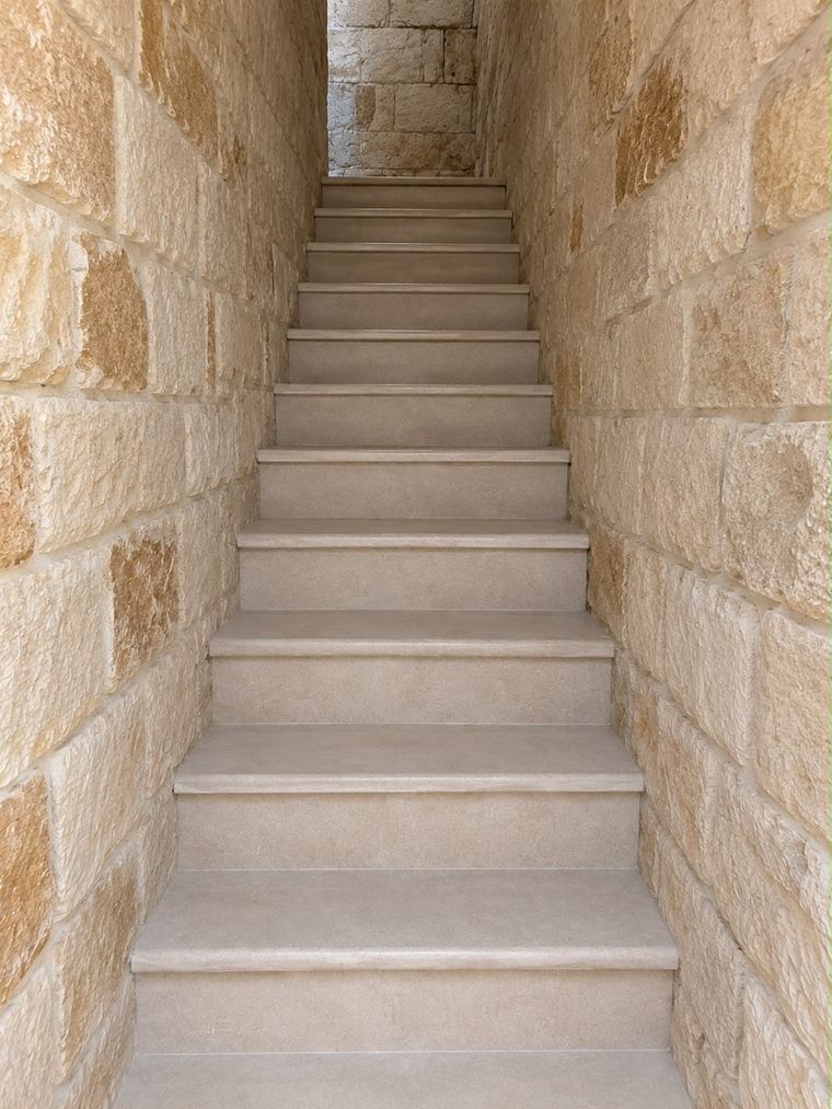 Escalier rénové, marches habillées en pierre claire