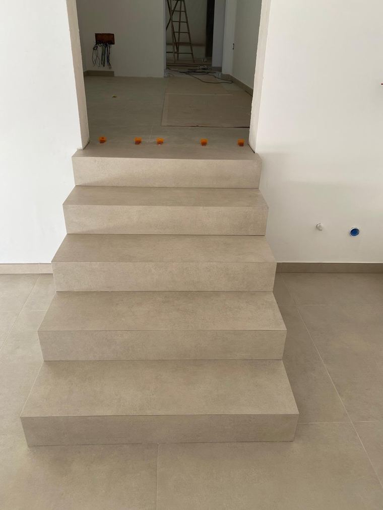 Escalier intérieur habillé en grès cérame grand format