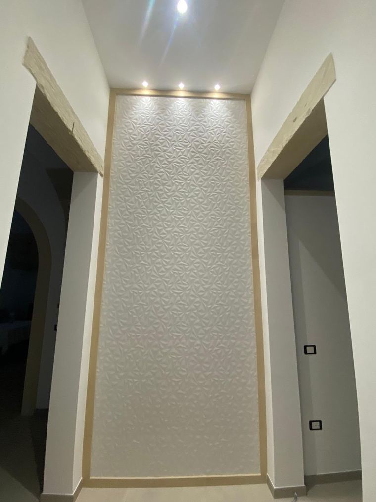Mur décoratif en relief encadré de laiton