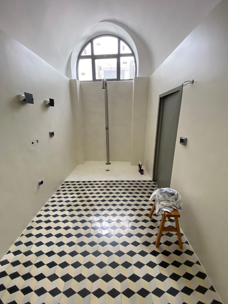 Salle de bain sous voûte avec sol en carreaux de ciment graphiques