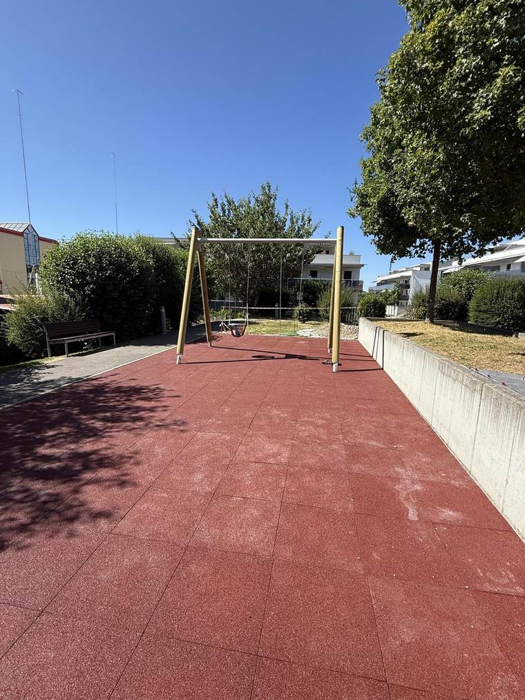 Portique de balançoire en bois sur sol amortissant rouge