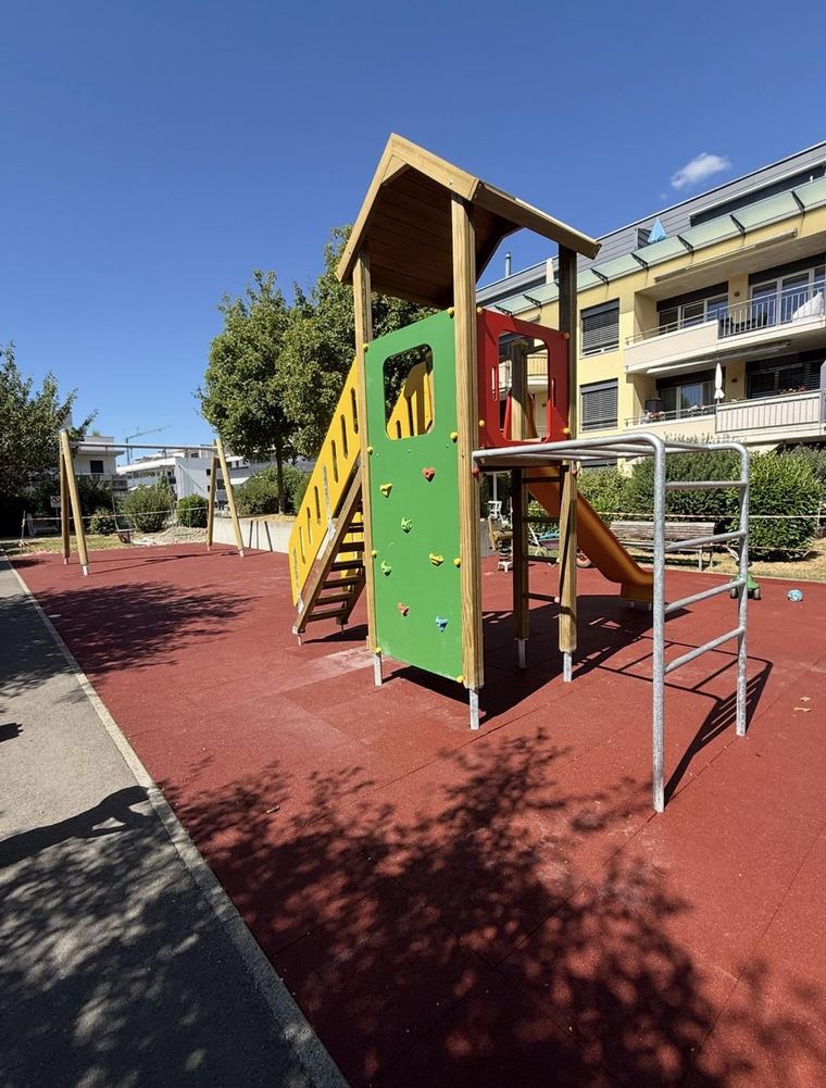 Tour de jeu avec mur d'escalade et toboggan sur sol amortissant rouge