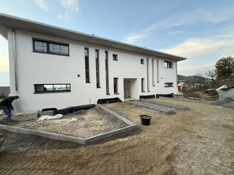 Villa neuve et ses abords en cours d'aménagement à Ecublens