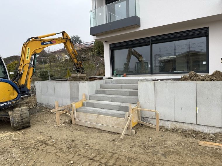 Murs de soutènement et escaliers en béton en cours de réalisation