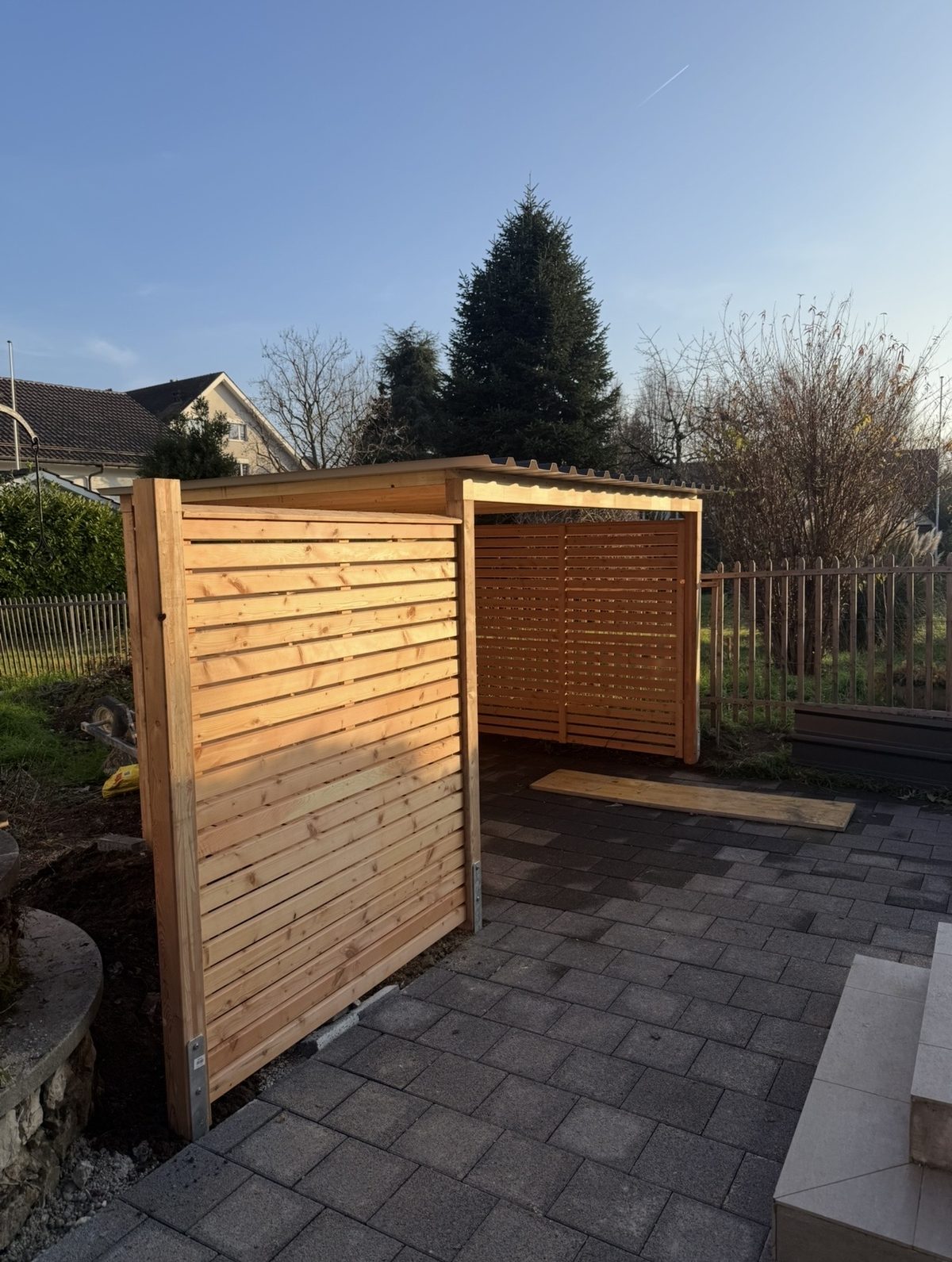 Aménagement extérieur et abri de jardin en bois réalisés par Elyos
