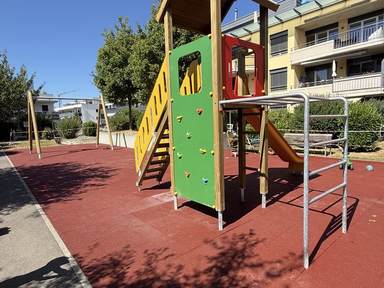 Place de jeux aménagée pour un immeuble résidentiel
