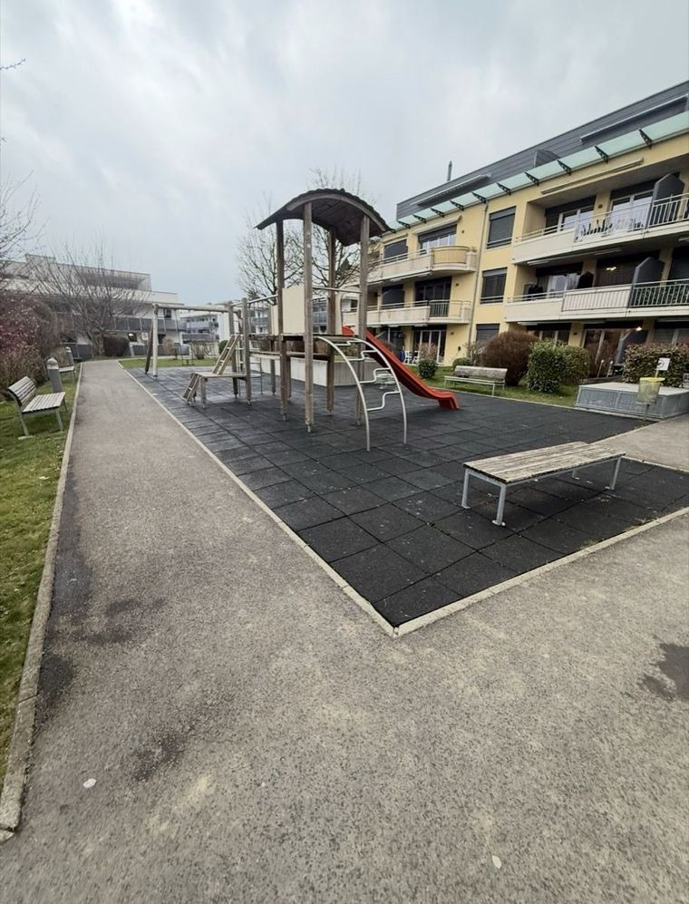 Place de jeux aménagée pour un immeuble résidentiel