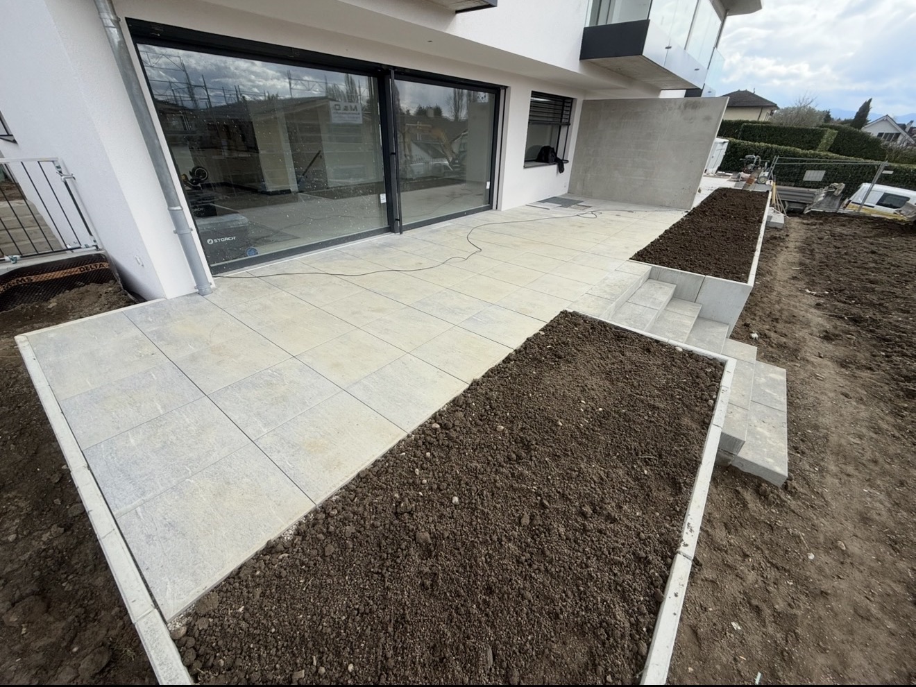 Terrasse en dallage grand format et emmarchement