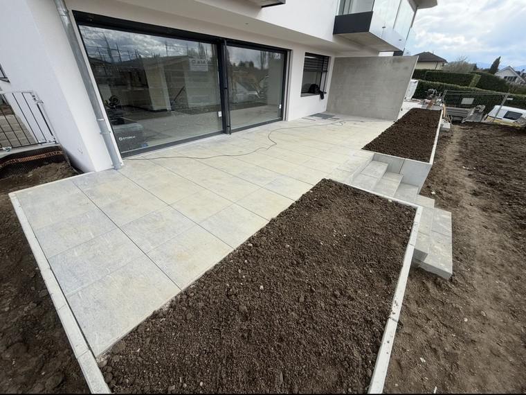 Terrasse en dallage grand format et emmarchement
