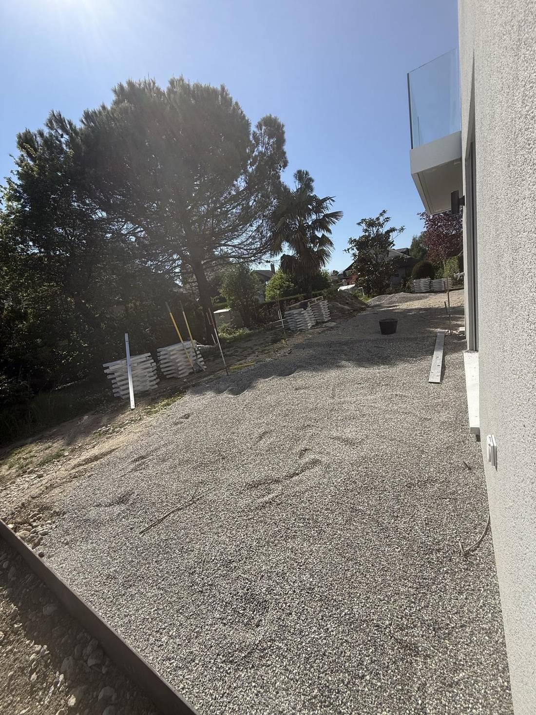 Plateforme en gravier compacté avant la pose de la terrasse
