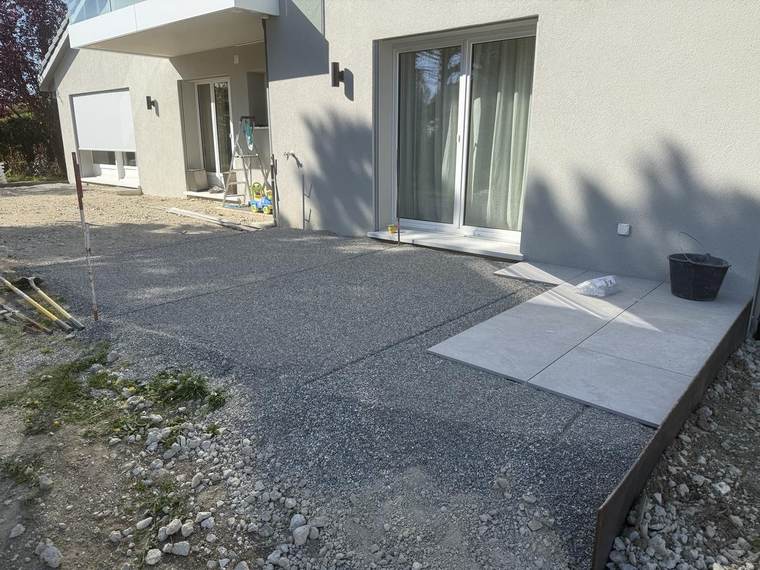 Pose des premières dalles de grès cérame sur le lit de pose